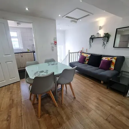 Elegant 2 Bed, 2 Bath Apartment